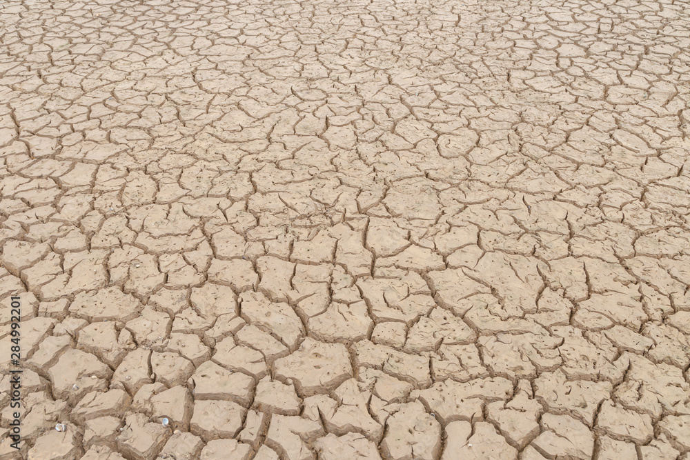 Drought of water sources. The impact of rain does not fall seasonally. Reservoir condition for drought consumption. Drought of water sources. The impact of rain does not fall seasonally. Reservoir condition for drought consumption.
