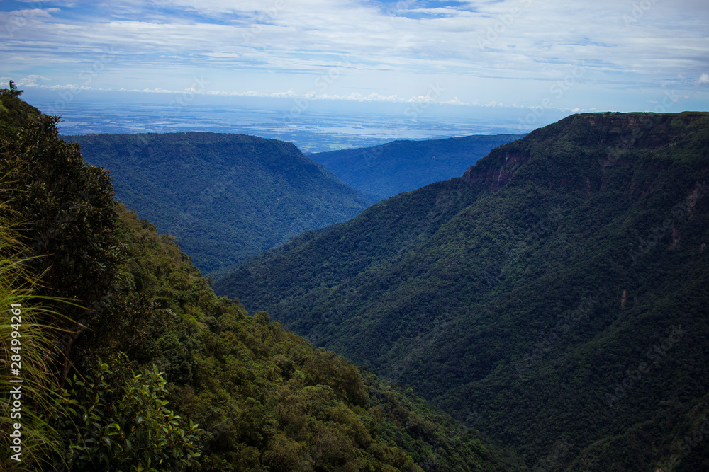 Obraz premium View of Mountains Near Nohkalikai Falls in Cherrapunji (Sohra), Meghalaya, India