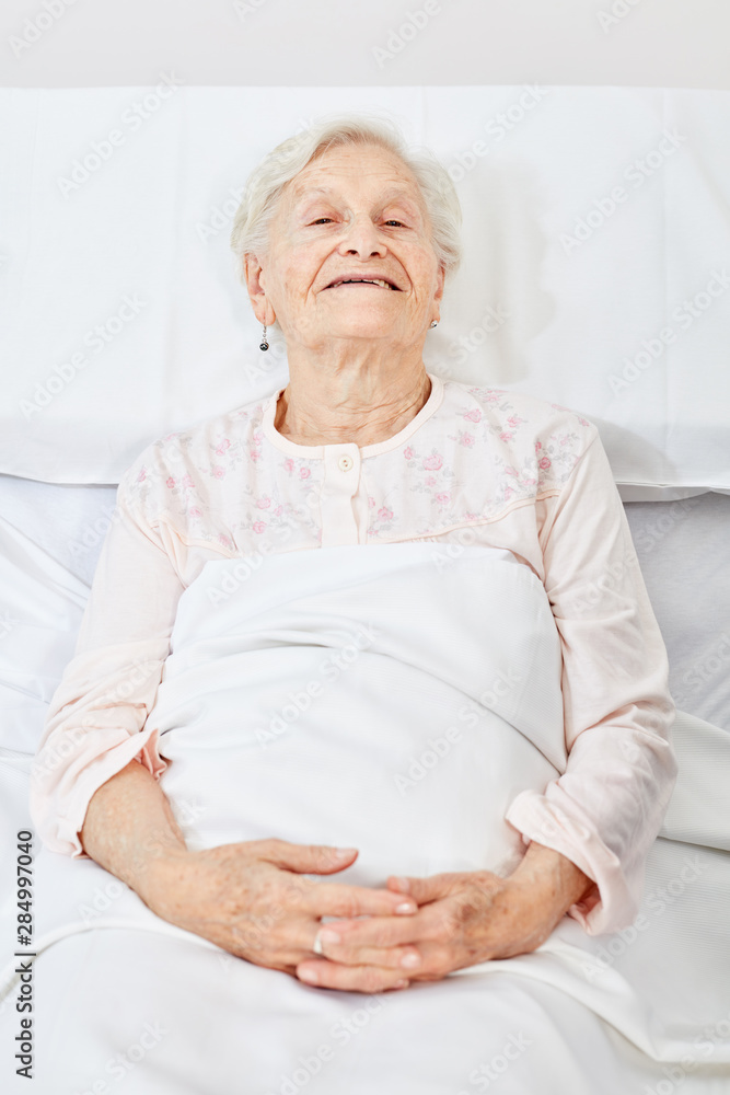 Alte Frau als glückliche Patientin Alte Frau als glückliche Patientin