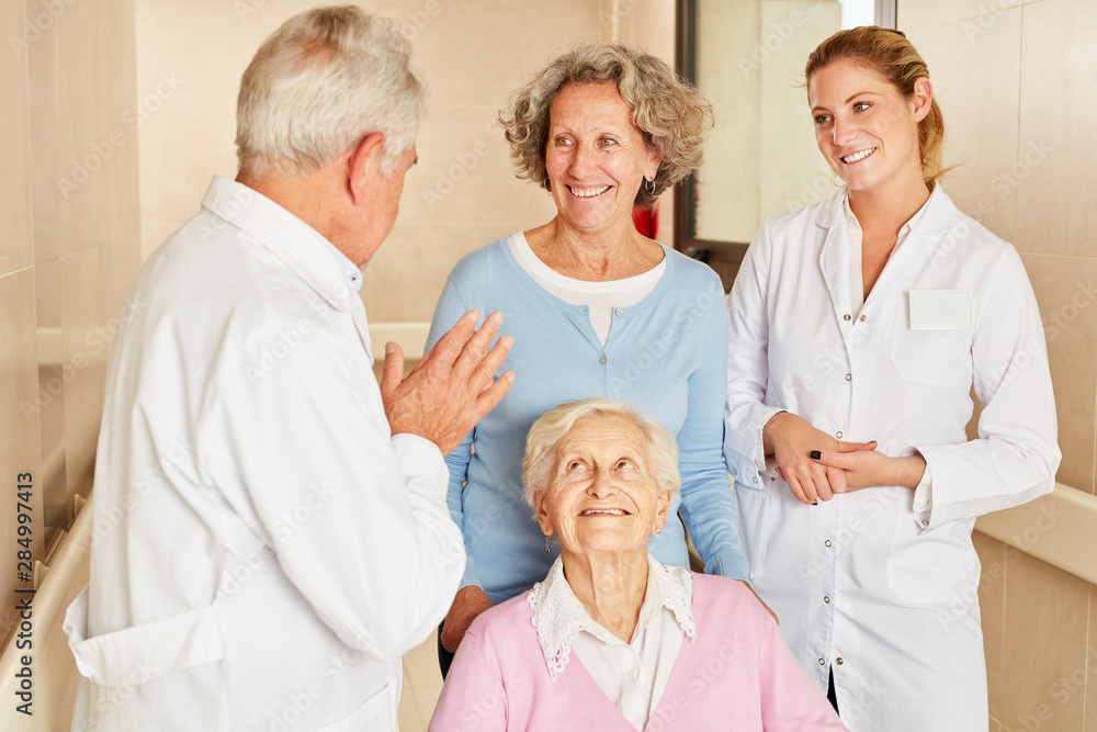 Arzt im Gespräch mit Seniorin und Tochter Arzt im Gespräch mit Seniorin und Tochter