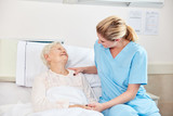 Altenpflegerin kümmert sich um bettlägerige Seniorin