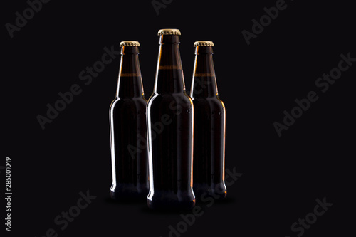 Conjunto de botellas de cerveza sobre fondo negro