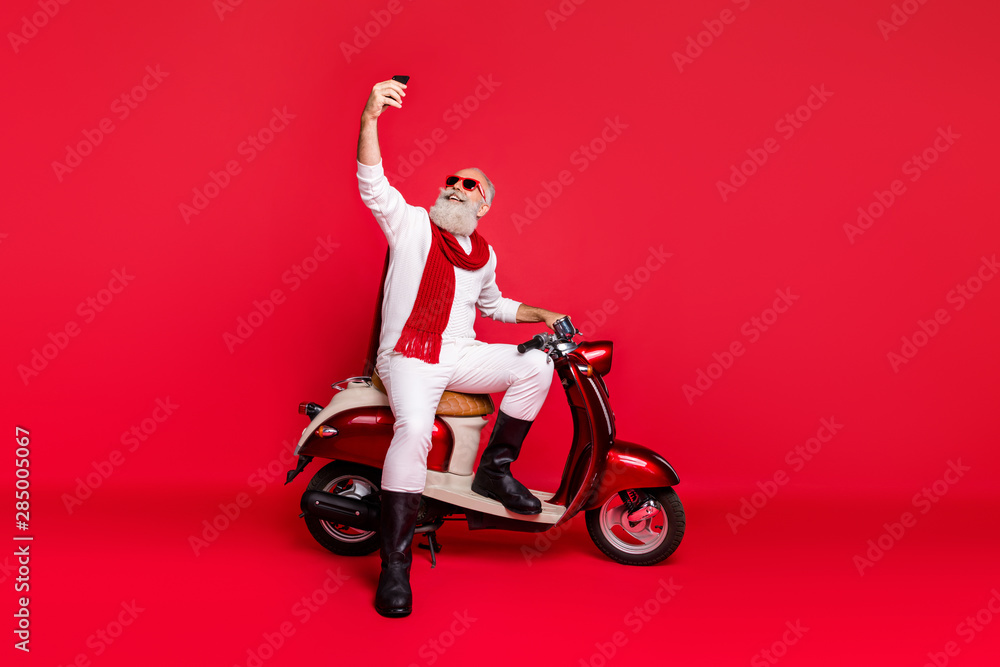 Full length body size view of his he nice attractive well-dressed stylish trendy confident cheerful gray-haired man taking making selfie isolated over bright vivid shine red background Full length body size view of his he nice attractive well-dressed stylish trendy confident cheerful gray-haired man taking making selfie isolated over bright vivid shine red background