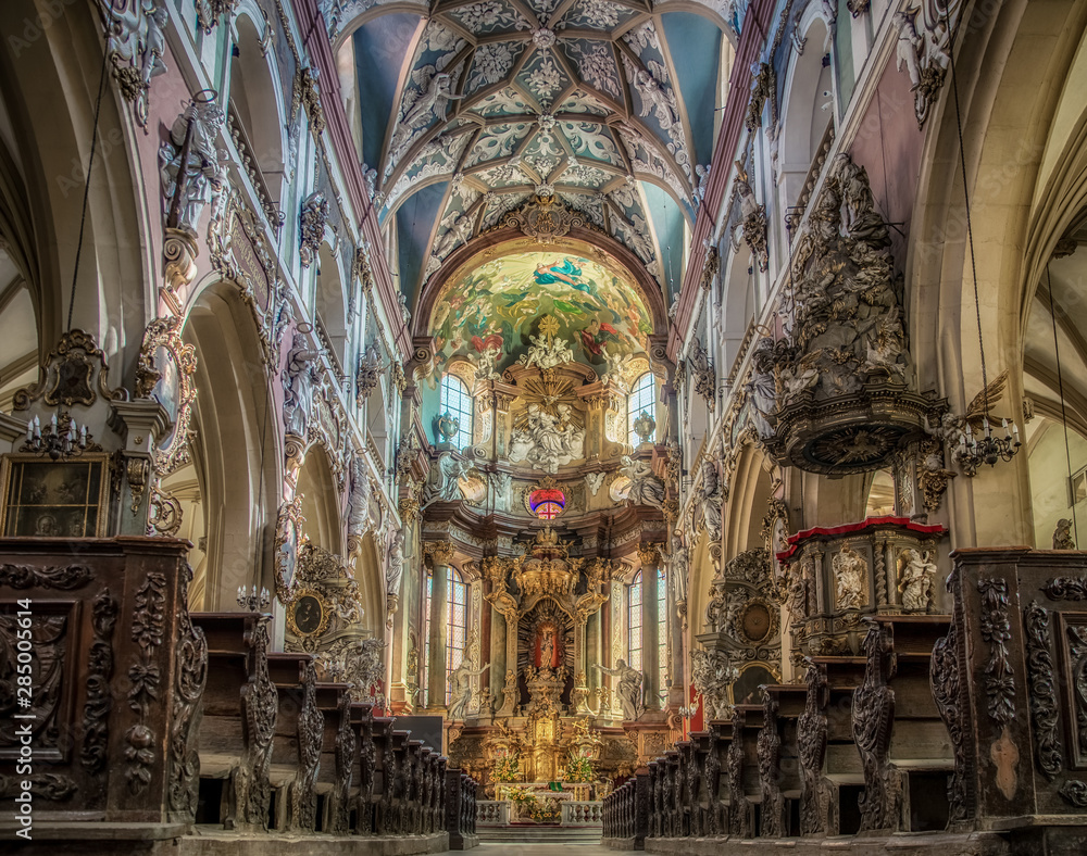 bogato zdobione wnętrze barokowe kościoła katolickiego - obrazy, fototapety, plakaty 