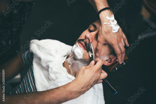 Fotografía Razor in hands of specialist barber