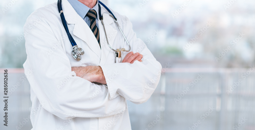 Doctor with arms crossed - obrazy, fototapety, plakaty 