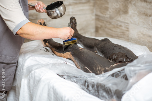 Принти на полотні Man during a mud wrapping