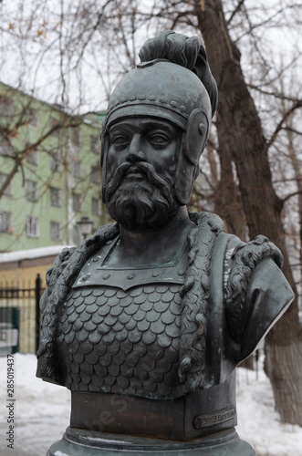 Foto Bust of Grand Duke Oleg on the Avenue of the rulers of Russia in Moscow