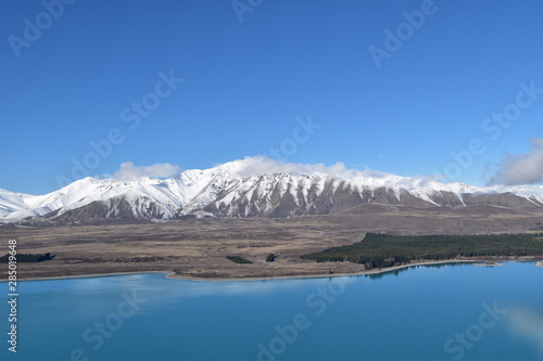 Landscape with mountain and Lake Tekapo in New Zealand © Yujun