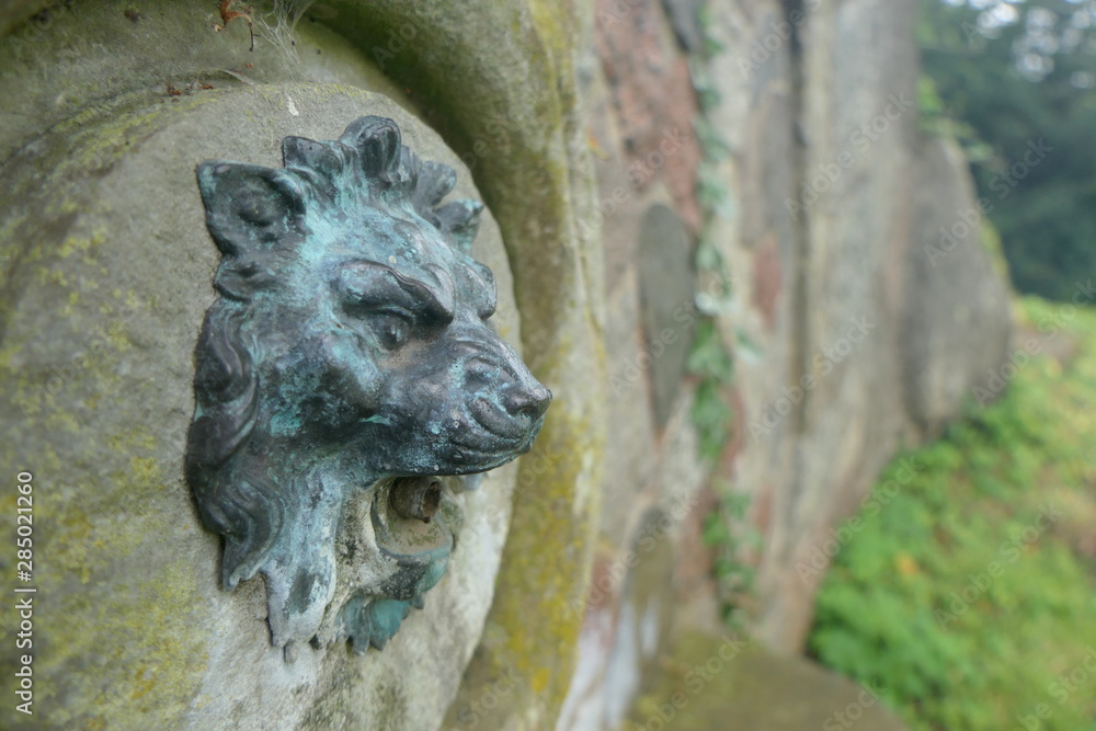 alter Brunnen mit Löwenkopf alter Brunnen mit Löwenkopf