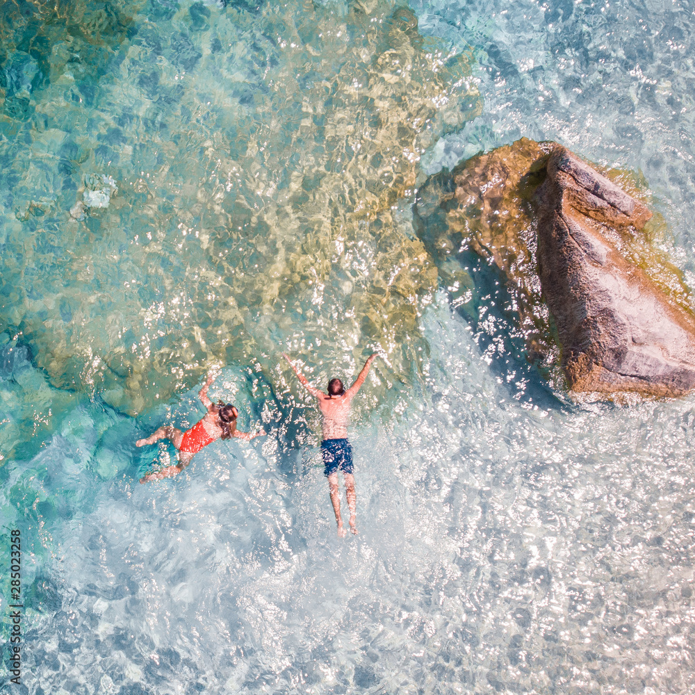 Φωτογραφία couple at the ocean of Sardinia during vacation in Europe