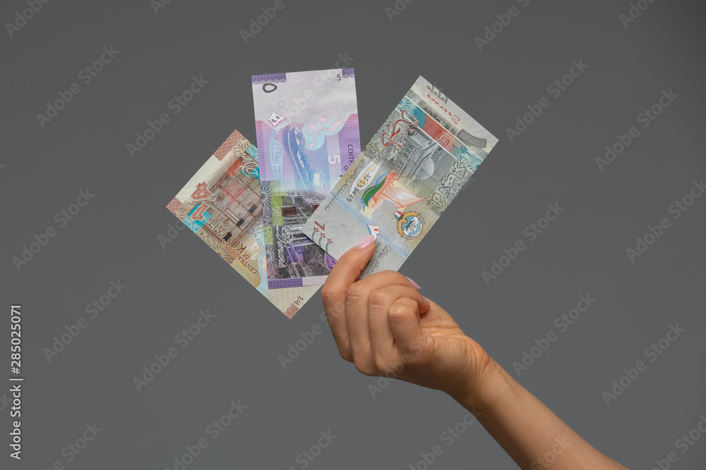 Φωτογραφία Kuwaiti dinar banknote set in woman hand.