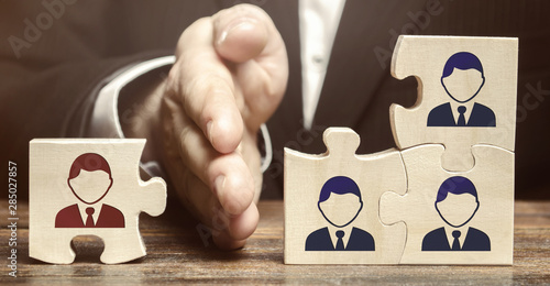 Slika na platnu The leader separates the puzzle with the image of the employee