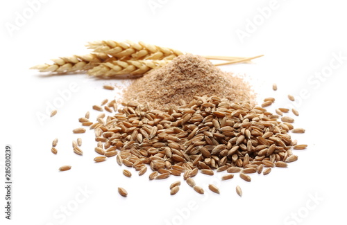 Tableau sur toile Spelt bran and grains with ears of wheat isolated on white background