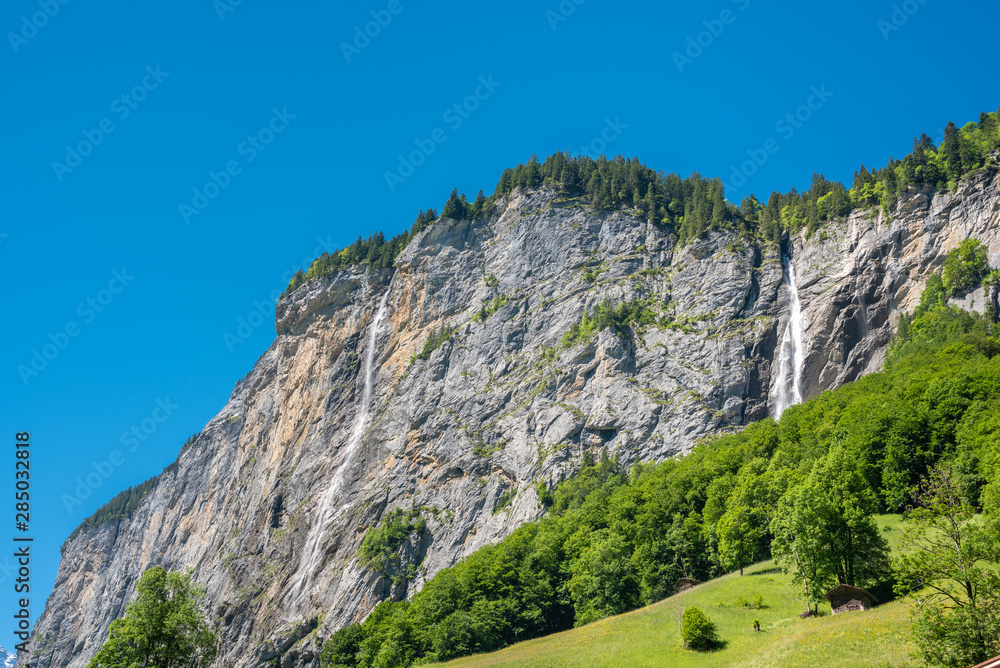 Fototapeta premium Staubbach Falls in Lauterbrunnen Valley in Lauterbrunnen