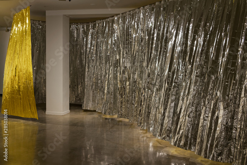 Wisząca zasłona z dwukolorowej folii