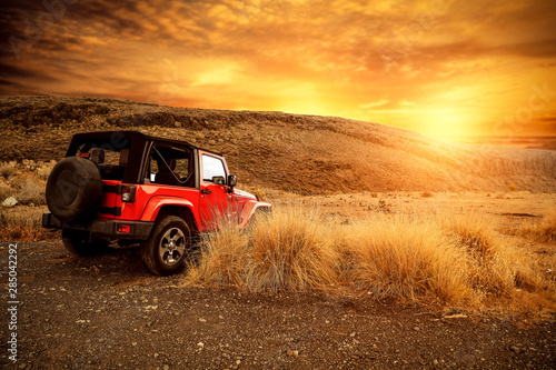 czerwony-jeep-i-linia-horyzontu
