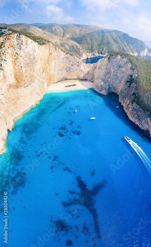 Vertikales Panorama des Navagio Schiffswrack Strandes mit blauem Meer auf der Insel Zakynthos, Griechenland photo