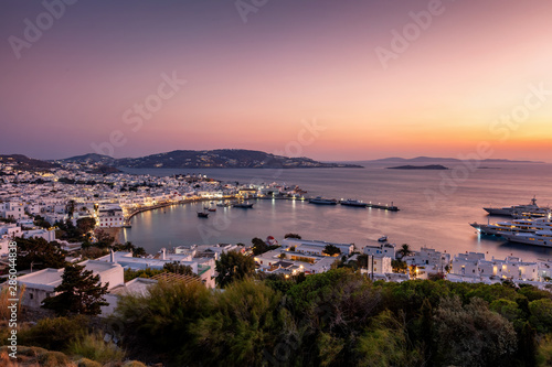 Panorama von Mykonos Stadt und altem Hafen w  hrend eines farbenfrohen Sonnenunterganges im Sommer  Kykladen  Griechenland