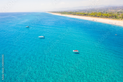 Locri, vista aerea con drone dall'alto. Il mare in Estate