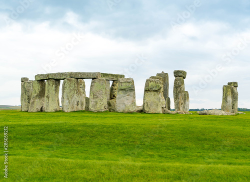 stonehenge in england under Cloudy Sky © DAC