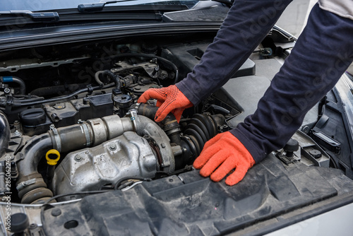 Εκτύπωση καμβά Mechanic examining car engine under hood close up