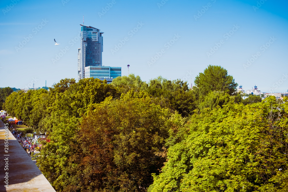Obraz premium Gdynia skyscraper called Sea Towers towering over the trees