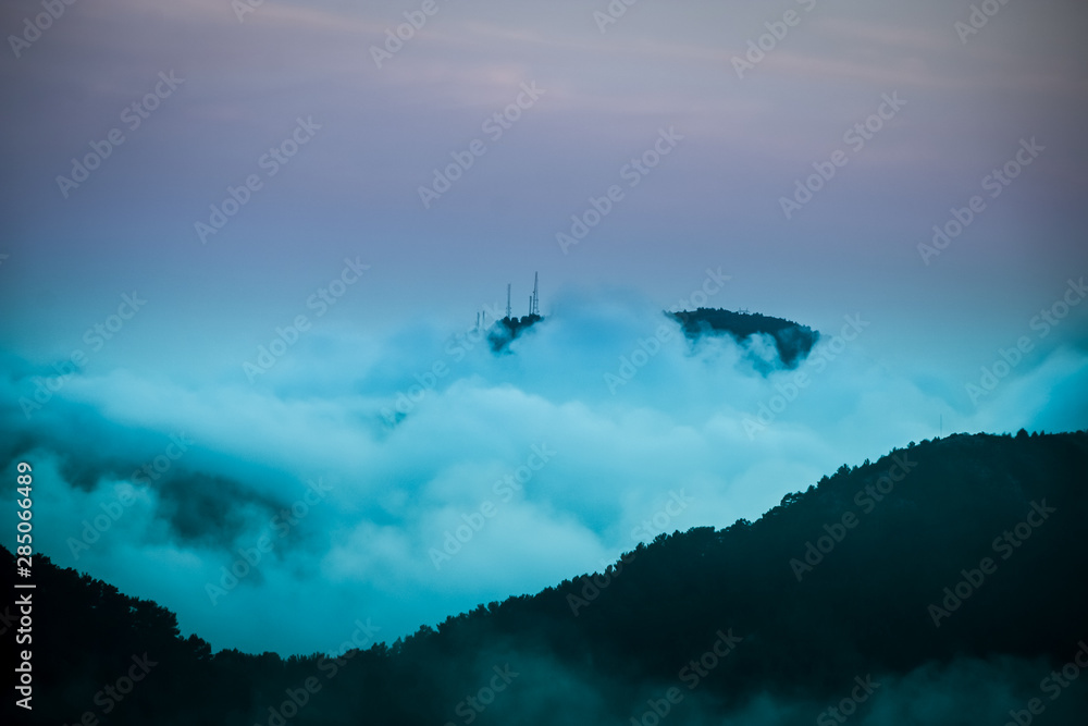 Naklejka premium aerial view of foggy mountains