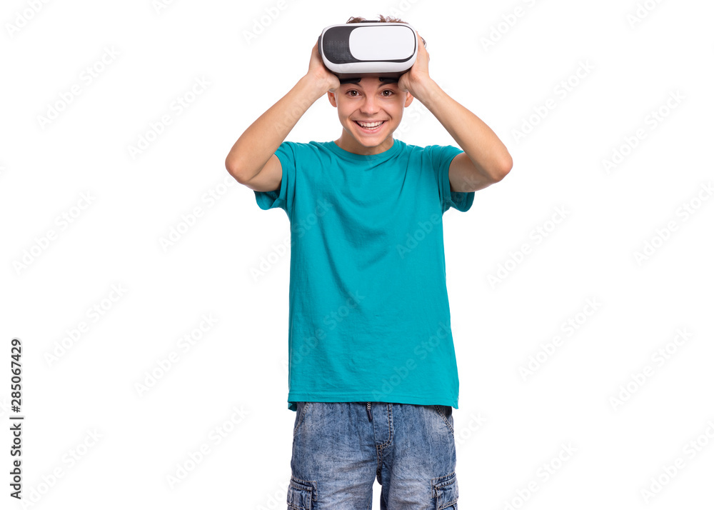 Happy teen boy wearing virtual reality goggles watching movies or playing  video games. Cheerful smiling teenager looking in VR glasses. Funny child  experiencing 3D gadget technology. foto de Stock | Adobe Stock