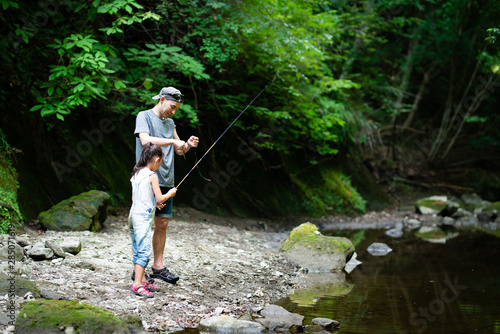 釣りをする父と娘