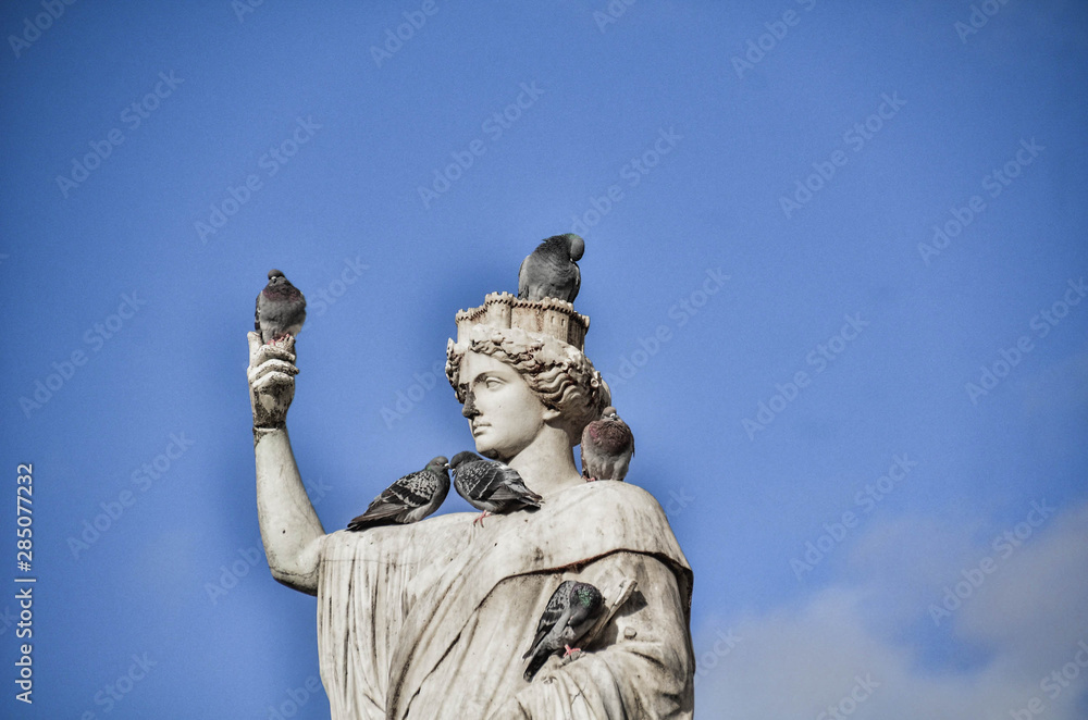 Obraz premium Statue of a woman on one of the central squares of Nantes, France