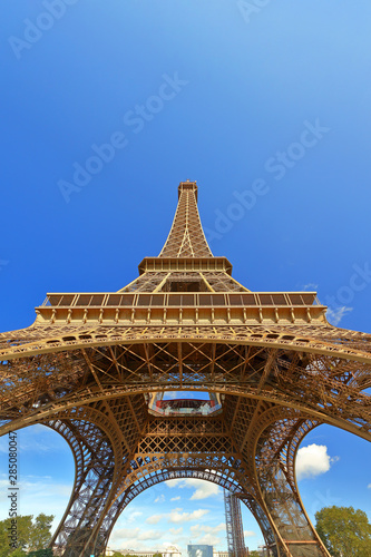 Tour Eiffel perspective contre-plongée ciel bleu Paris architecture métallique XIXeme