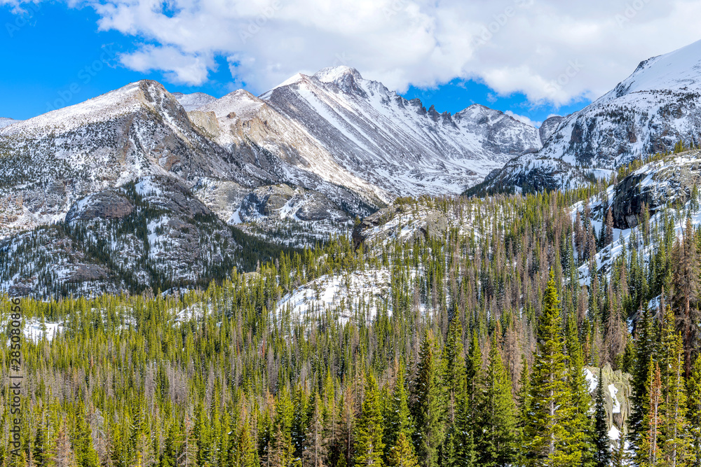 Fototapeta premium Longs Peak - A sunny Spring day view of rugged Longs Peak and Glacier Gorge, as seen from Emerald Lake Trail, in Rocky Mountain National Park, Colorado, USA.