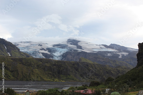 Bergmassiv Island schneebedeckt