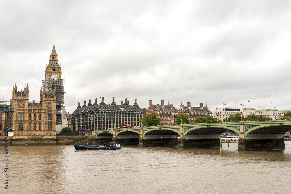 Naklejka premium Thames river view at Westminster bridge and Big Ben in autumn day, London, England