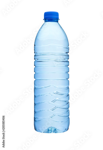 Mineralwasserflasche aus Plastik isoliert auf weissem Hintergrund