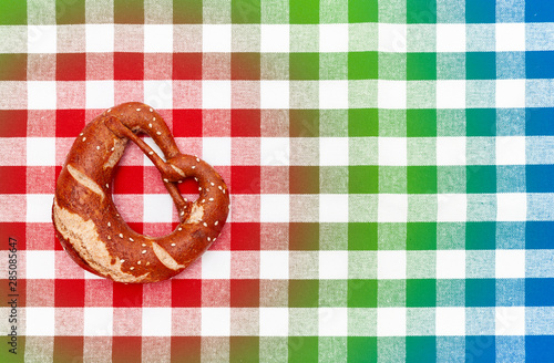 Brezel  auf karierter  Tischdecke