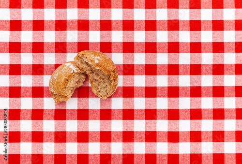 Brötchen auf rot/weißer Tischdecke