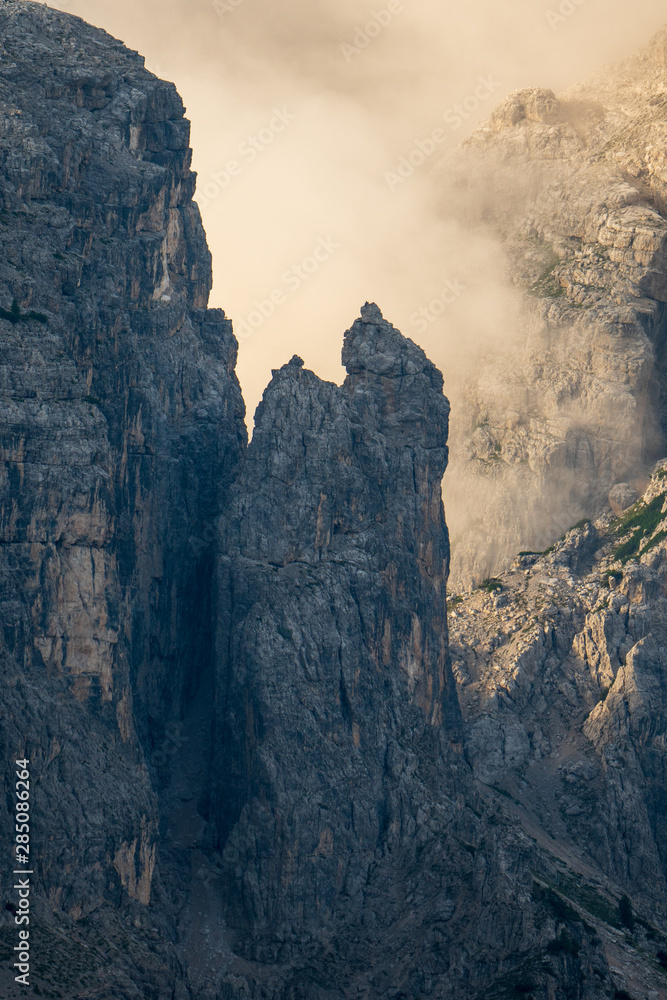 Fototapeta premium Berggipfel mit Wolken