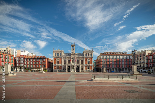Plaza mayor de Valladolid con el Ayuntamiento en España
