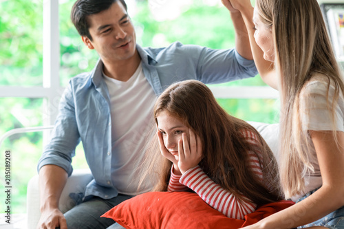 Tableau sur toile Parent comforting their daughter through tough times
