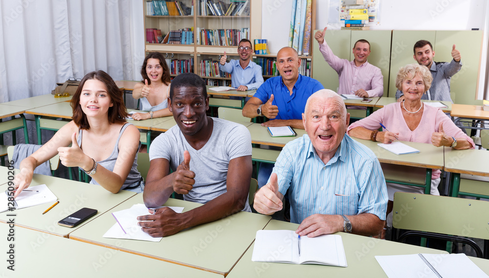 Fotografie Group  different ages satisfied results exam