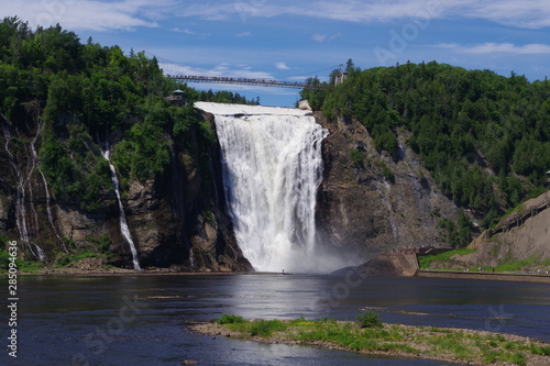 Les chutes de Montmorency au Qu  bec