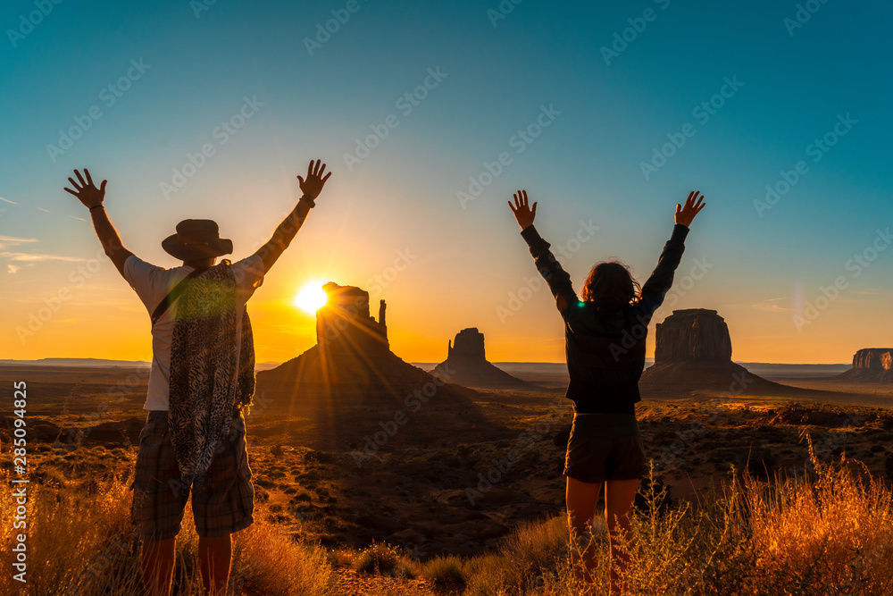 Fototapeta premium A lifestyle couple at dawn in Monument Valley, Utah