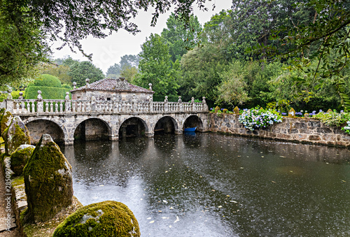 Wallpaper Mural Lago y puente con arcos Torontodigital.ca