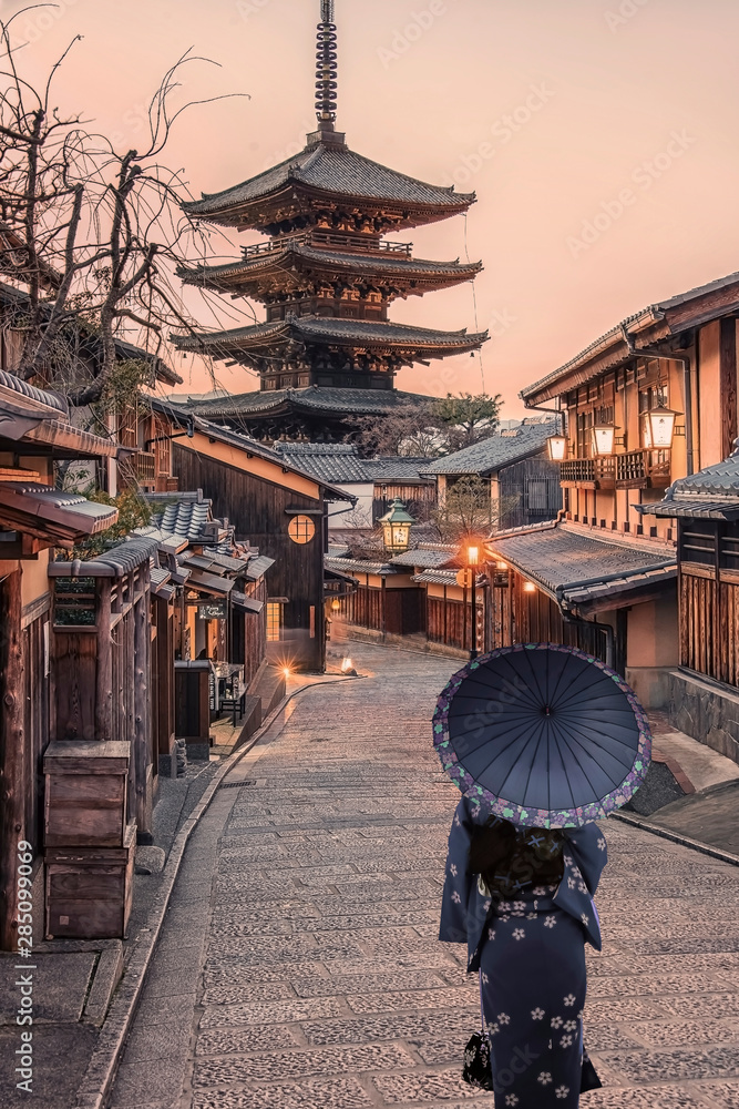 Fototapeta premium Tradycyjna ulica w starym Kioto o zachodzie słońca