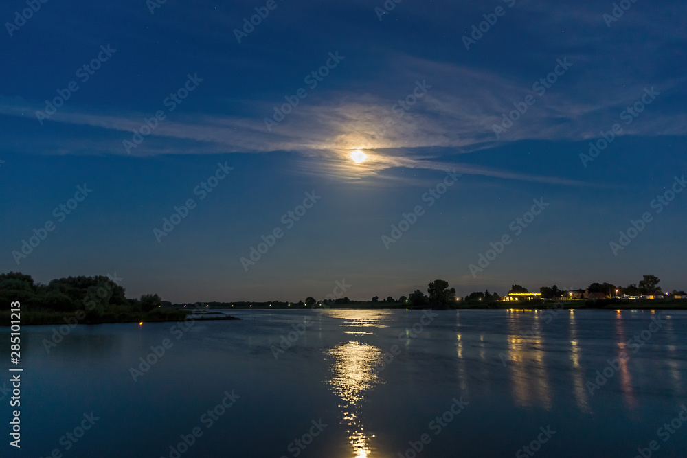 Mond über dem Fluss