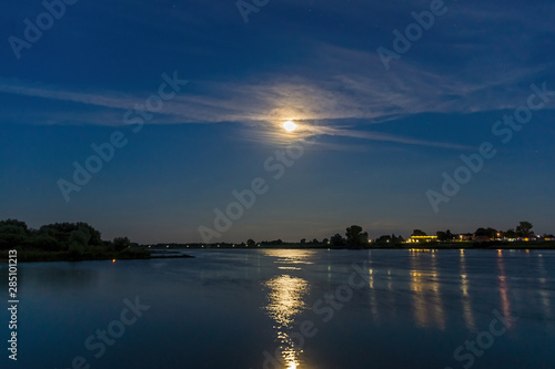 Mond über dem Fluss