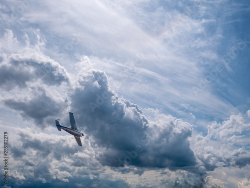 avion voltige entre nuages
