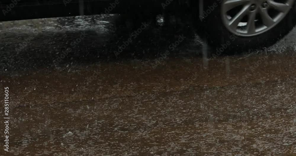 Cars run through waterways on the roads, cars with floods, running